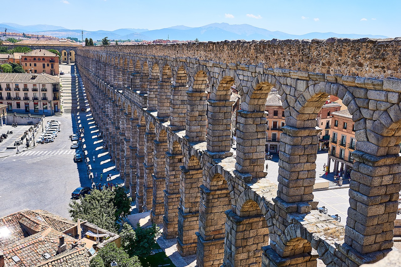 ¿Cuánto miden el alto y el largo del Acueducto de Segovia?